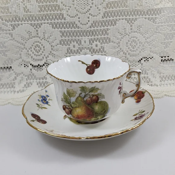 Vintage Hammersley Fruit Motif Porcelain Teacup & Saucer - Gold Trim - Picture 3 of 7